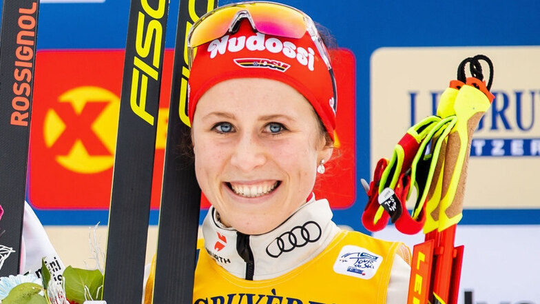 Katharina Hennig strahlt nach ihrem dritten Platz in Val di Fiemme.