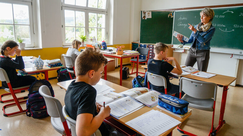 Katrin Kindermann ist eine der Lehrerinnen, die an der Pumphut-Grundschule in Wilthen Viertklässler unterrichten. Zurzeit bleibt jeder zweite Platz im Klassenzimmer leer.