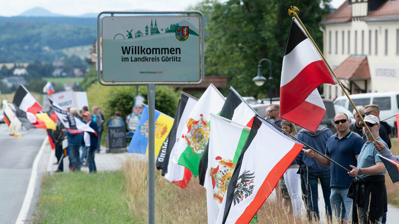 Teilnehmer an den sogenannten B96-Protesten stehen unter anderem mit Reichsflaggen an der Bundesstraße 96. Die Proteste richten sich unter anderem gegen die vermeintliche Überregulierung des Staates in Coronazeiten.