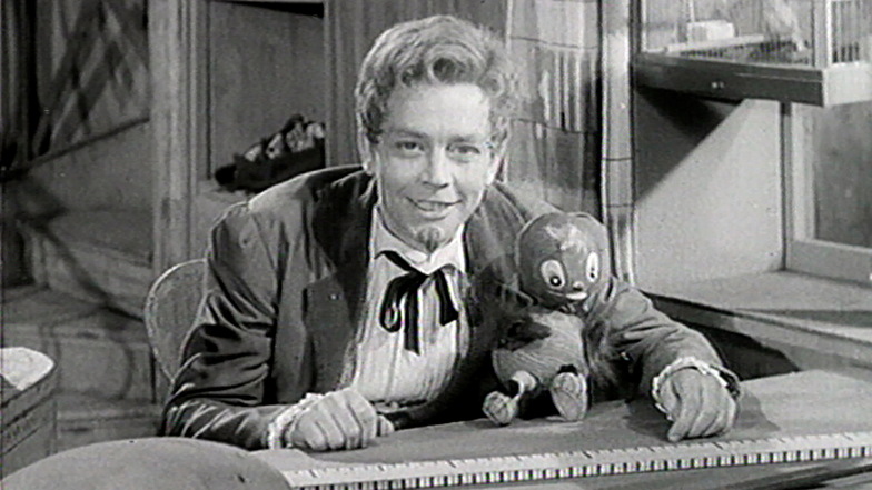 Pittis erster Auftritt im "Abendgruß" mit Meister Nadelöhr. Der freche Kobold war in der Sendung "Sandmännchen" des Deutschen Fernsehfunks erstmals am 17. Juni 1962 zu sehen.