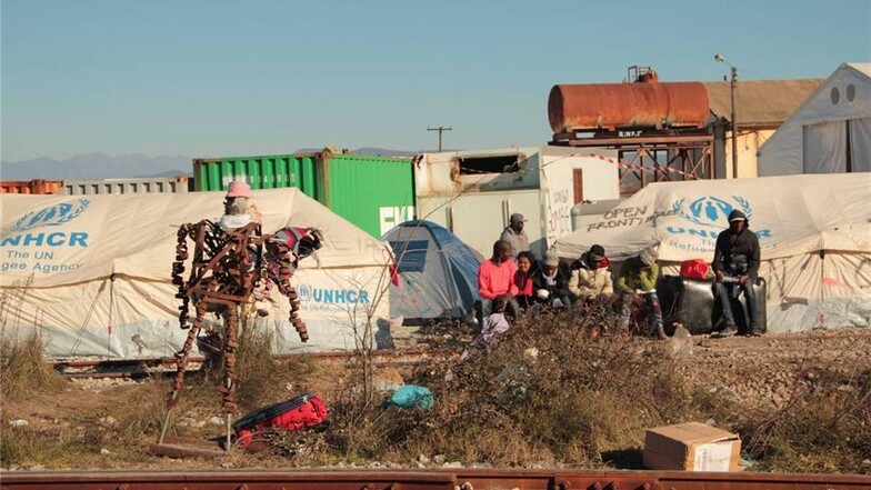 Auch die Zelte der Flüchtlings-Hilfsorganisation der Vereinten Nationen (UNHCR) stehen windgebeutelt auf der Brache rund um den verwaisten Bahnhof.