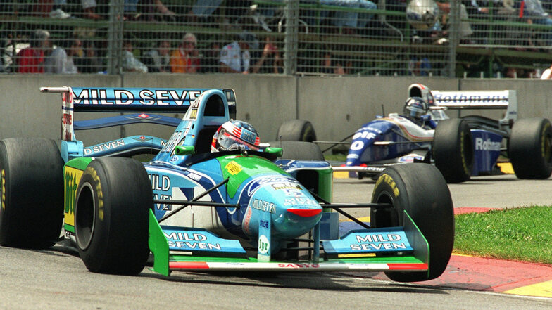 Beim Saisonfinale der Formel 1 im australischen Adelaide liefern sich die beiden Titelanwärter Michael Schumacher (vorn) und Damon Hill vom Start weg einen erbitterten Kampf.