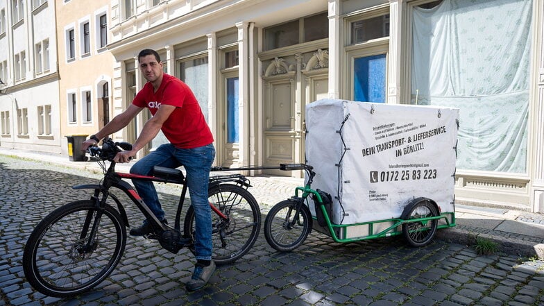 Fahrradkurier Sven Dornbusch mit seinem Fahrrad mit Lastenanhänger in der Breite Straße.