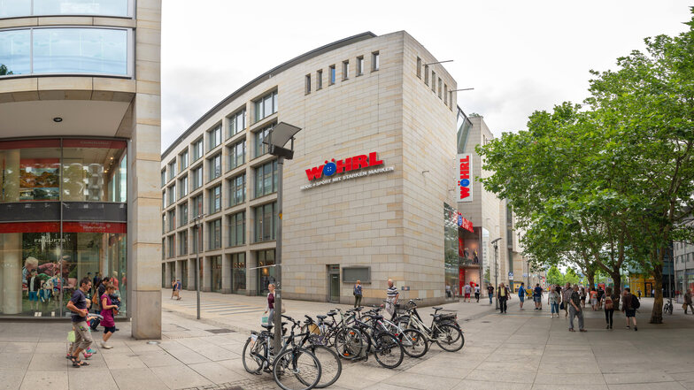 Markante Sandsteinfassade und hoher, schmaler Eingangsbereich: Das zeichnet die Wöhrl-Plaza auf der Prager Straße 8 aus.