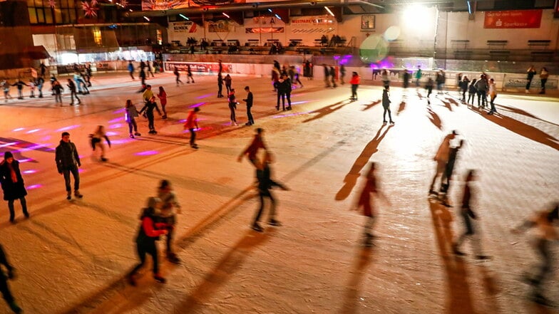 Freie Bahn für Besucher: In den Winterferien hat die Eishalle jeden Tag geöffnet.