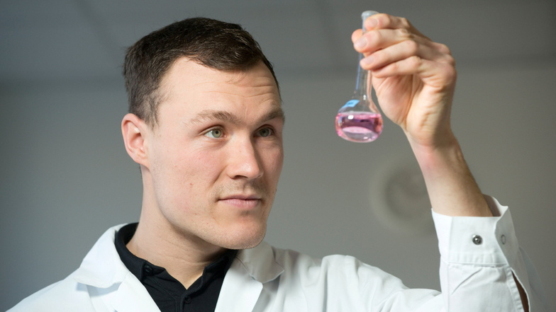 Chemielaborant Patrick Wolffersdorf prüft im Coschützer Labor die Qualität des Lebensmittels Trinkwasser.