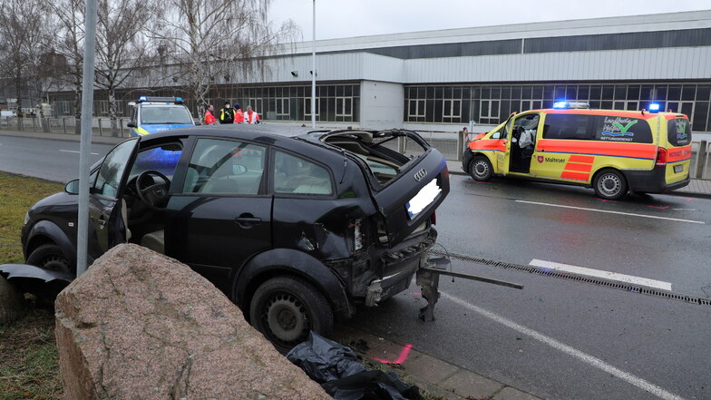 Unfall auf der Niederauer Straße in Meißen: Gegen Mittag waren hier ein Audi A2 und ein Notarzt-Einsatzfahrzeug der Elblandkliniken zusammengestoßen.