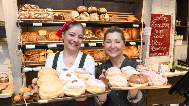 Cornelia Marten (re.), Inhaberin der Bäckerei Krahl, freut sich mit Verkäuferin Simone Madaras-Vukoja über den ersten Platz in der Lesergunst.