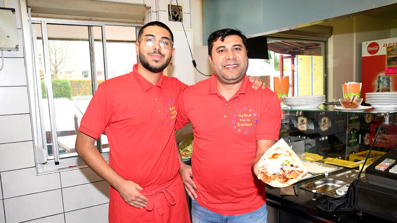 Sipan Merk (17) mit Vater Atik Merk, vom Kebab Haus Europa, haben bei der Leserabstimmung des bestens Döners im Rödertal Platz drei belegt.