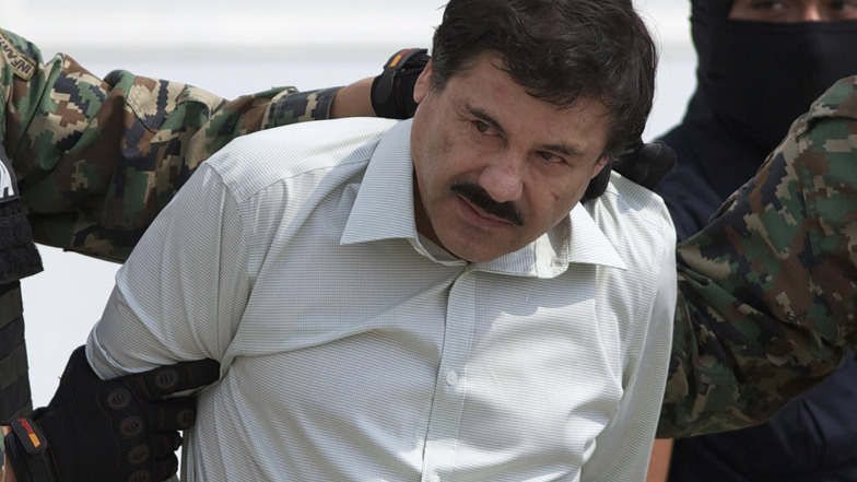 Der nach seiner Flucht 2015 im Januar 2019 festgenommene Drogenboss Joaquin "El Chapo" Guzman wird zu einem Hubschrauber geführt.