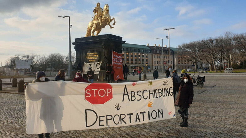 Die Organisation "Seebrücke Dresden" hatte am Sonntag zu dieser Mahnwache am Goldenen Reiter aufgerufen.