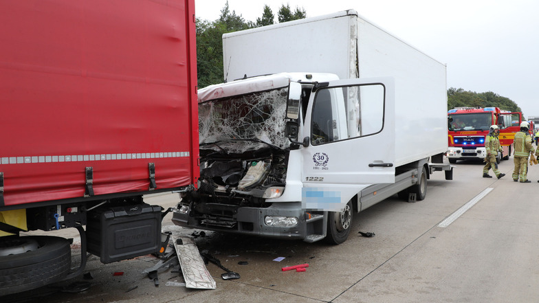 Der Laster einer Spedition fuhr am Dienstagmorgen bei Dresden auf einen vorausfahrenden polnischen Lkw auf.
