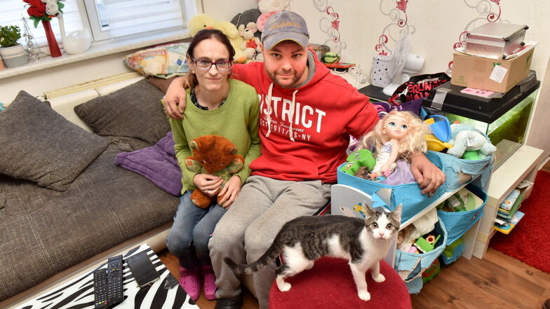 "Wir wollen zeigen, dass es funktioniert." Denise und Christian Findeisen, hier mit Katze Mimi, in ihrer Freitaler Wohnung, die, so sagen sie, ein besseres Zuhause ist für ihre vier Kinder, als das Heim.