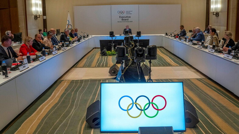 Das Internationale Olympische Komitee hat das Nationale Olympische Komitee Russlands (ROC) wegen der Aufnahme von vier annektierten ukrainischen Gebieten suspendiert.
