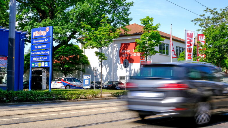 Ein Radebeuler Stadtrat fragte bei der Verwaltung an, ob man in Höhe des Rewe-Supermarktes in Radebeul-Ost eine Fußgängerampel installieren könnte, damit Passanten sicherer die Meißner Straße überqueren können.