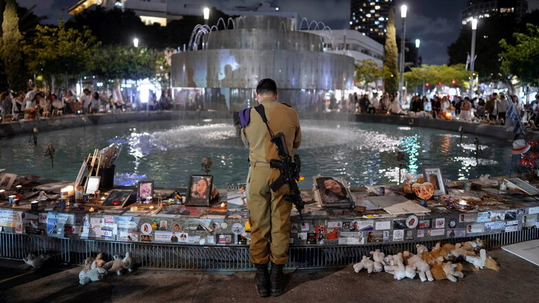 Ein israelischer Soldat erweist in Tel Aviv den Opfern des Hamas-Angriffs vom 7. Oktober die Ehre.