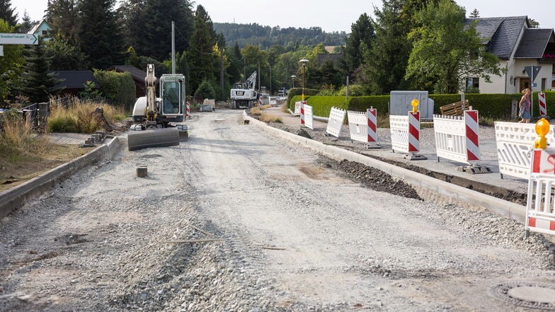 Dieser Teil der Talsperrenstraße in Paulsdorf wird in der kommenden Woche asphaltiert.