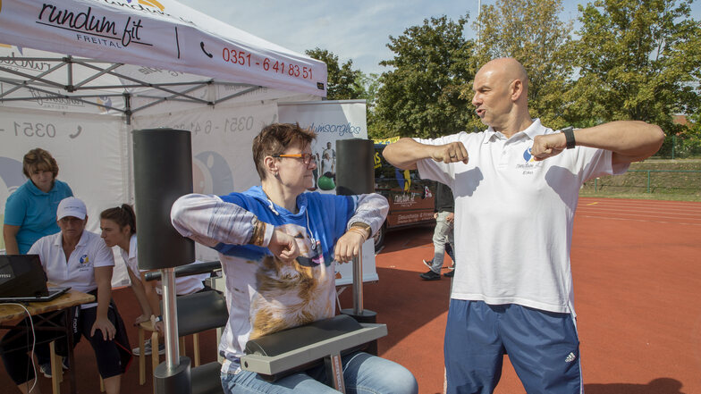 Yvette Herold aus Freital lässt ihre körperliche Fitness messen von Eiko Brückner vom Rundumfit auf der Sport- und Erlebnismeile im Stadion des Friedens. 