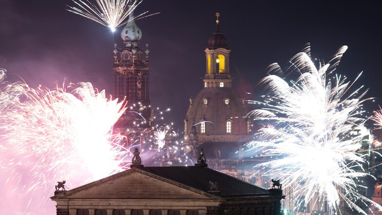 Feuerwerke haben in den Dresden die Feinstaubkonzentration in der Silvesternacht in die Höhe getrieben.
