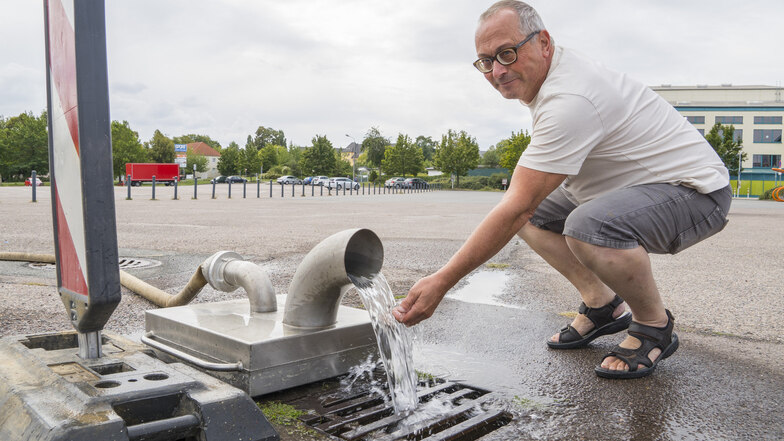 Joachim Wittenbecher (AfD) findet: Dieses Wasser hätte ans Stadtgrün gehört, nicht in den Gully.