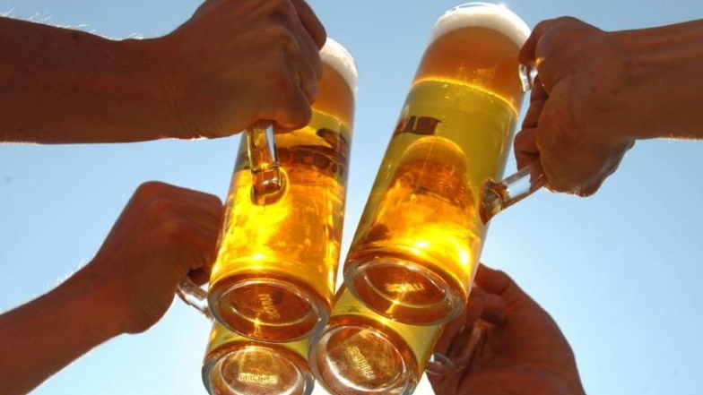Die Betreiber eines Dresdner Biergartens am Blauen Wunder müssen mit einer hohen Geldstrafe rechnen.