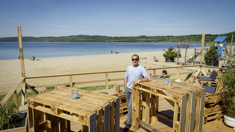 René Freigang steht an seiner Strandbar am Berzdorfer See.