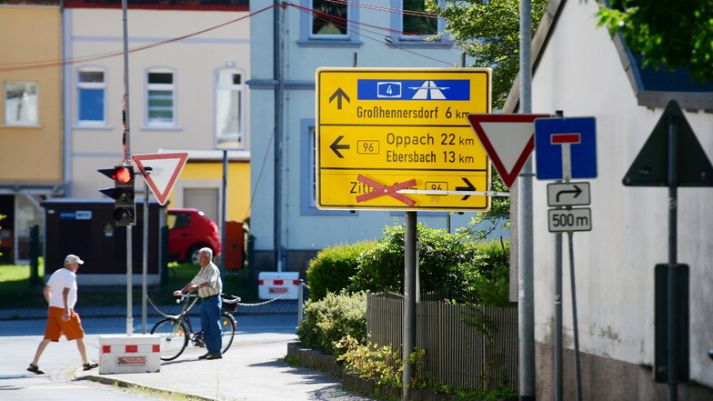 An der Kreuzung am Kretscham in Niederoderwitz müssen sich die Autofahrer entscheiden. Eine Ampel regelt den Verkehr.