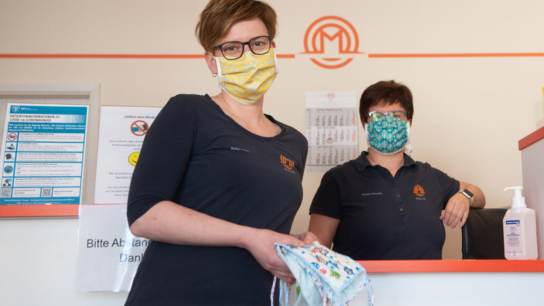 Die Radeberger Physiotherapeutin Katja Malik und ihre Mitarbeiterin Kerstin Kämffe haben sich in der Not etwas einfallen lassen: Sie tragen inzwischen selbstgenähte Mundschutze.