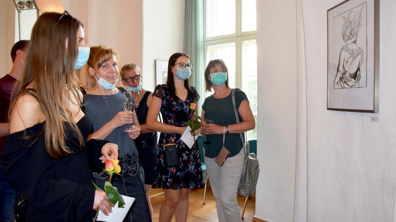 Die jungen Künstler und ihre Gäste betrachten die Kunstwerke der Ausstellung
„Niemals Stillstand“ im Hoyerswerdaer Schloss.