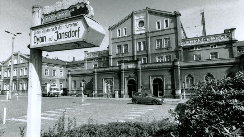 Der Zittauer Bahnhof vor den Sanierungen der letzten Jahre mit einem originellen Kleinbahn-Wegweiser