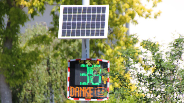 Diese solarbetriebene Geschwindigkeitsanzeige wurde im Januar an der Ortsdurchfahrt von Dörgenhausen fest installiert. Ein identisches Modell soll im Januar auch an der Dorfstraße in Schwarzkollm aufgehängt werden.