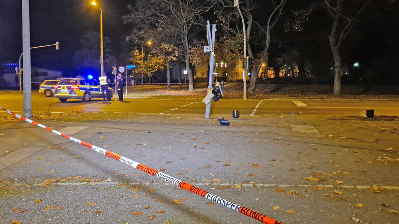 Polizeibeamte sichern am Samstagabend in Zwickau am Unfallort Spuren.