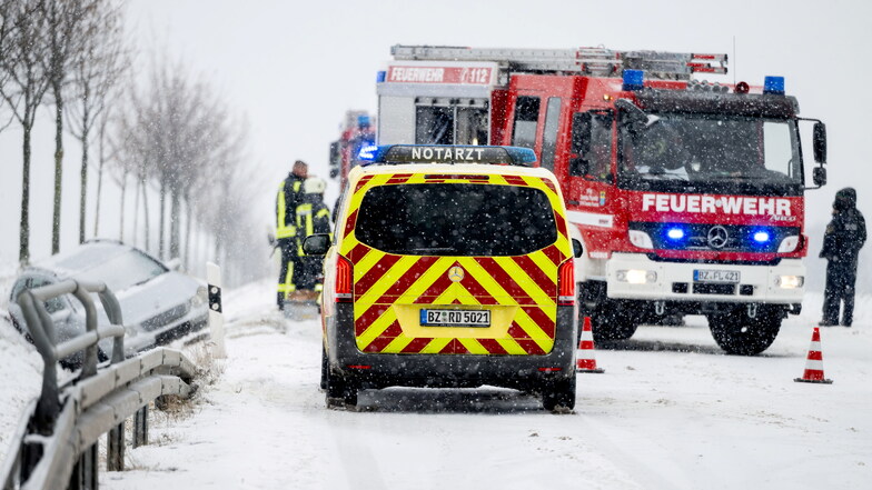 Blick auf eine Unfallstelle bei Wölkau in Sachsen: Schnee und Glätte haben in Teilen Deutschlands für chaotische Verhältnisse gesorgt.
