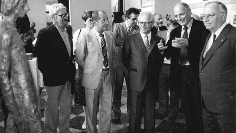 1982 bei der IX. Kunstausstellung der DDR in Dresden: Willi Sitte (2.v.l.) beim Rundgang unter anderem mit DDR-Staatschef Erich Honecker (3.v.r.).