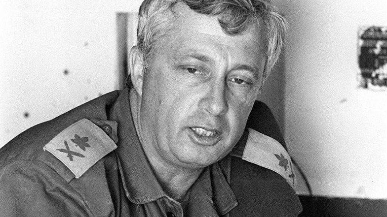 1967: Im Sechstagekrieg kommandierte Scharon die mächtigste Panzerdivision an der Sinaifront. Er war es schließlich auch, der die 6. ägyptische Division vernichtend schlug.