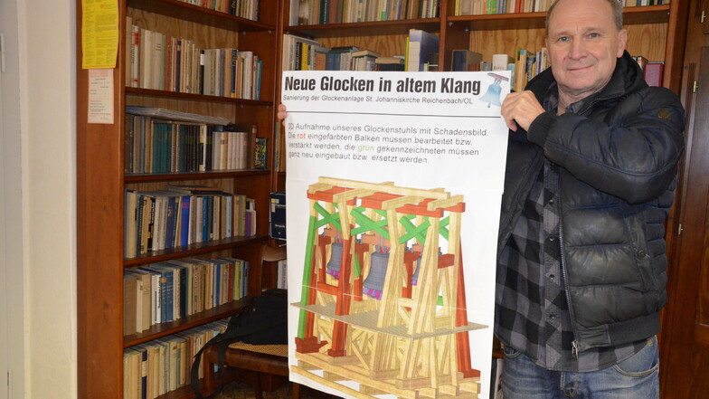 Steffen Träger vom Gemeindekirchenrat zeigt ein Modell des Glockenturms.