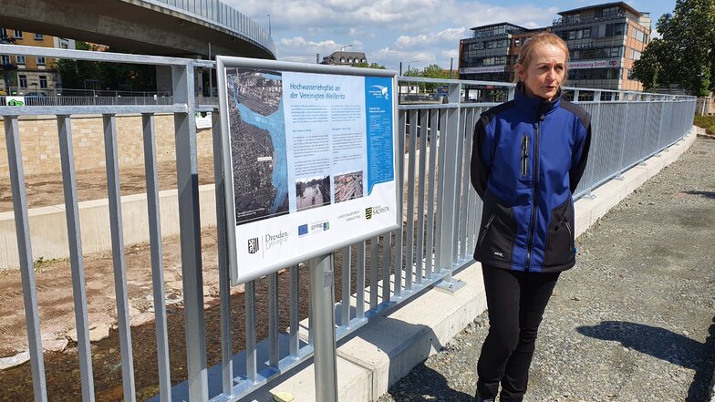 LTV-Betriebsleiterin Birgit Lange erklärt an einer Tafel, dass bis März kommenden Jahres ein Hochwasserlehrpfad mit Informationstafeln an der Vereinigten Weißeritz angelegt werden soll.