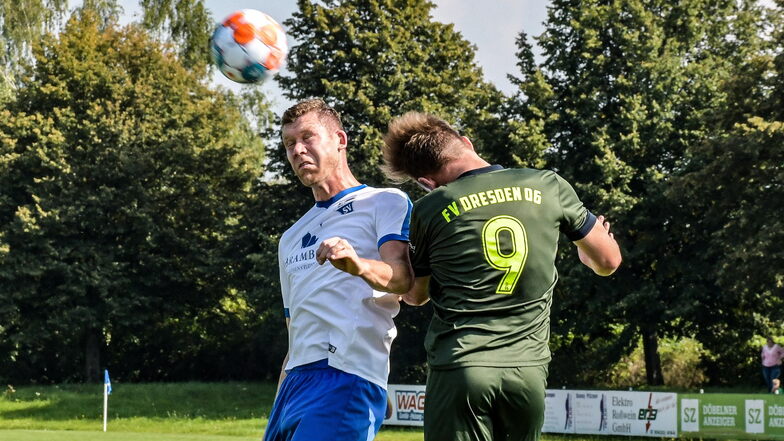 Der Roßweiner Angreifer Benjamin Brambor (links) steigt gegen den Dresdener Oliver Hegewald zum Kopfball hoch.