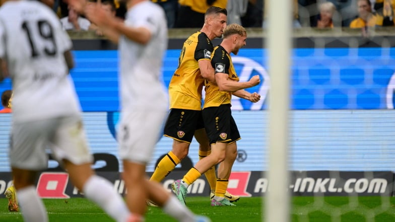 In seinem zweiten Startelf-Einsatz gelingt Tony Menzel sein erstes Tor im Profi-Bereich - seinen Treffer zum 2:2-Zwischenstand bejubelt er mit Stefan Kutschke.