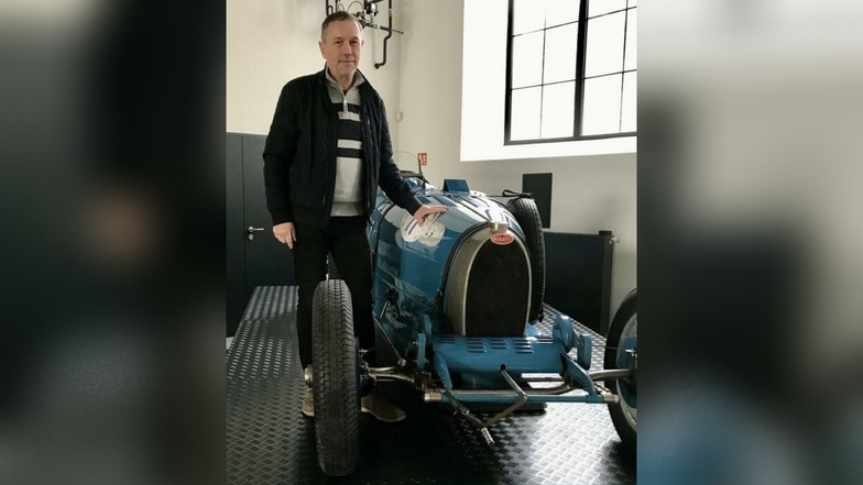Sammler Radek Dvořák mit einem historischen Bugatti