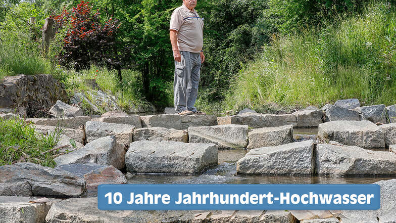 Bürgermeister Günther Ohmann betrachtet die wieder aufgebaute Furt in Hörnitz.