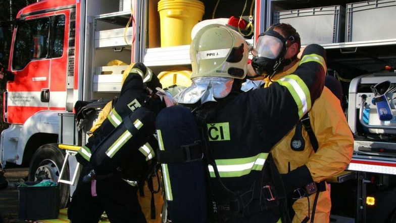 Ärztliche Hilfe brauchten wegen der Schadstoffe in der Luft auch Feuerwehrleute, die nach der Explosion im Einsatz waren.