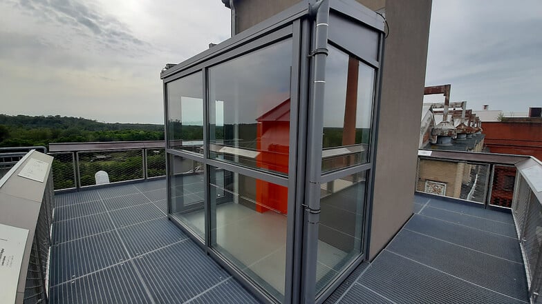 Die Aussichtsplattform ist barrierefrei erreichbar. Der Boden besteht aus Gitterrosten. Der gläserne Wetterschutz heizt sich übrigens bei Sonneneinstrahlung schnell und stark auf. Im Aufzug selbst ist es kühl.