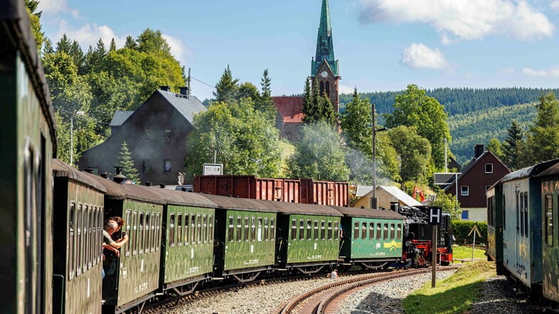 Eine Tour mit der Fichtelbergbahn in Oberwiesenthal gehört zu den Top-Ausflugszielen für Familien in Sachsen.