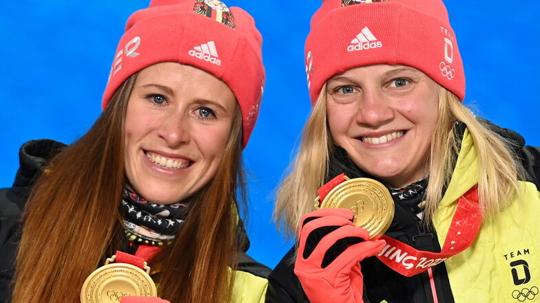 Katharina Hennig (l.) und Victoria Carl sorgten bei den Olympischen Spielen mit Gold im Teamsprint für eine große Überraschung.