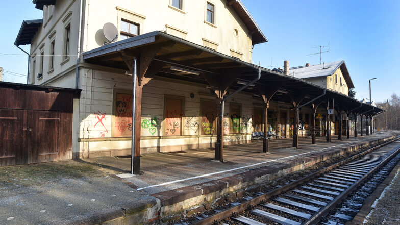Viele Bahnhöfe in Sachsen geben ein tristes Bild ab. Zumindest manche werden nun etwas aufgefrischt.