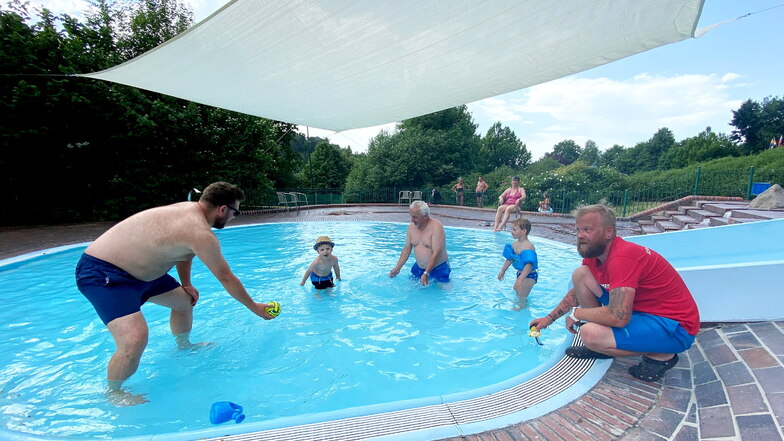Schwimmmeister Ronny Richter misst die Temperatur im Kinderplanschbecken. Das hat nun ein Sonnensegel.