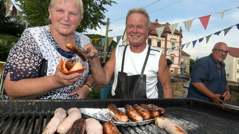 Beim Ortsteilfest in Technitz steht Ortsvorsteher Dieter Hundrieser selbst am Grill. Im vergangenen Jahr musste es wegen Corona ausfallen.