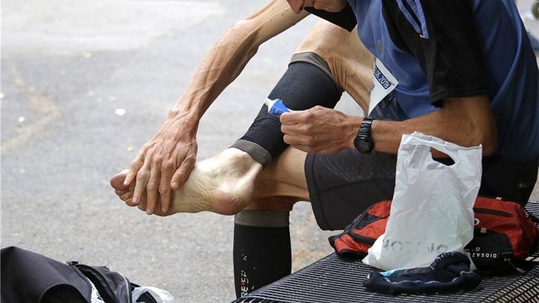 Dieser Läufer pflegt seine brennenden Fußsohlen mit einer Creme.
