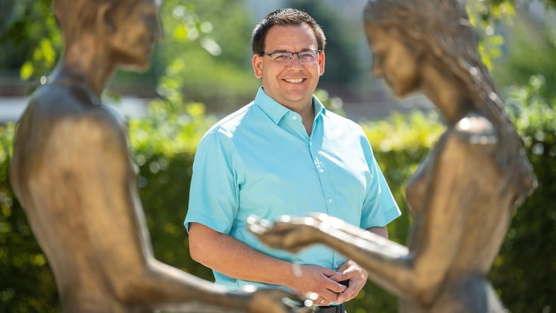 Silvio Kockentiedt ist Zweiter Bürgermeister in Radebeul und somit zuständig für Recht und Ordnung, Schule und Soziales. Er steht an der Skulptur "Die Liebenden" im Hochzeitsgarten. Er wünscht sich mehr Eheschließungen in Radebeul.